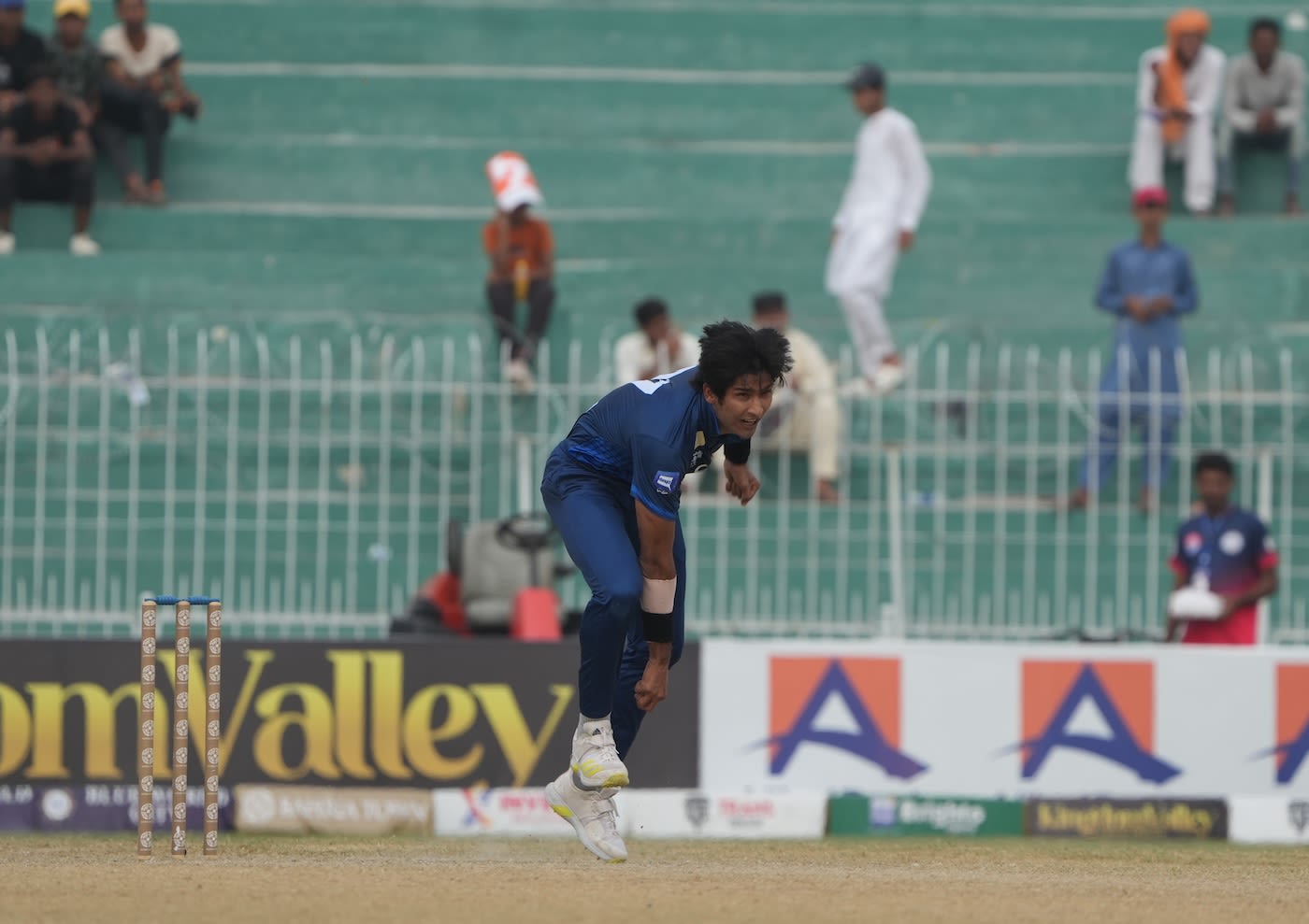 Mohammad Hasnain struck in the first over, cricket bowling action photo