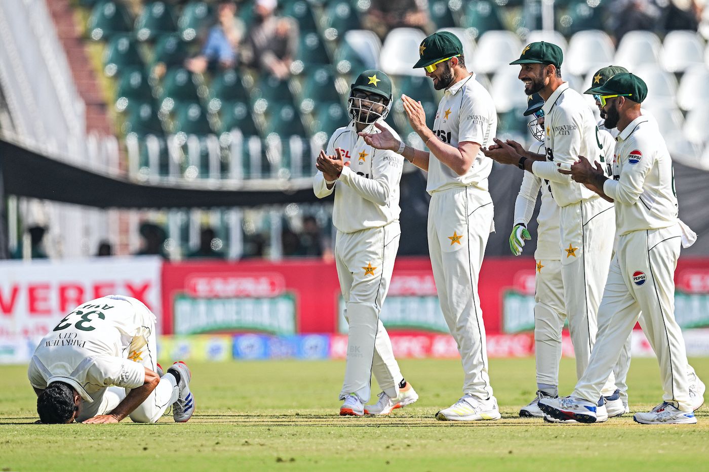 Team-mates watch Asif Afridi as he celebrates his five-for, cricket celebration wallpaper pic