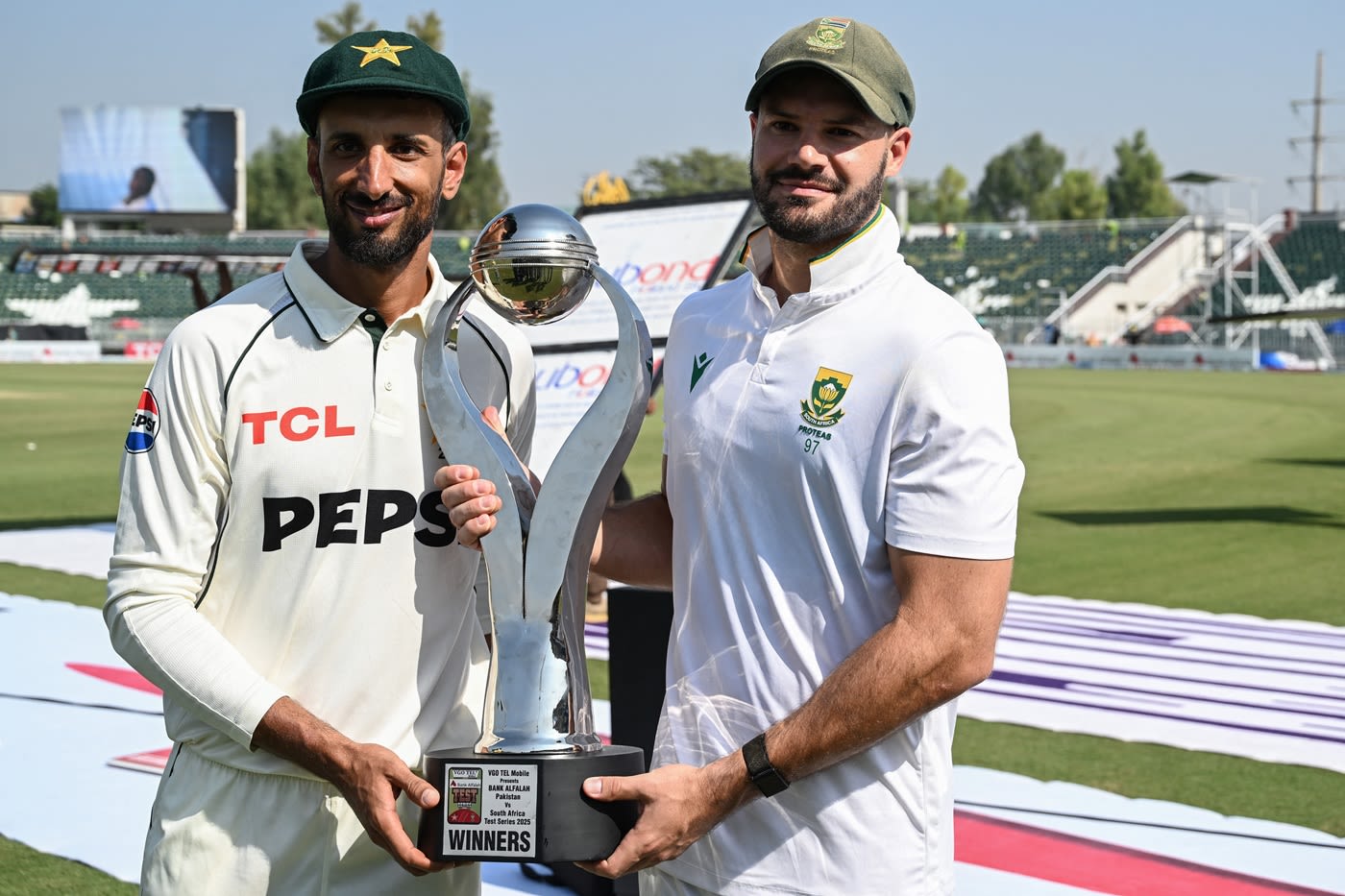 Shan Masood and Aiden Markram pose with the shared trophy after the series ended in a draw, trophy presentation hd wallpaper