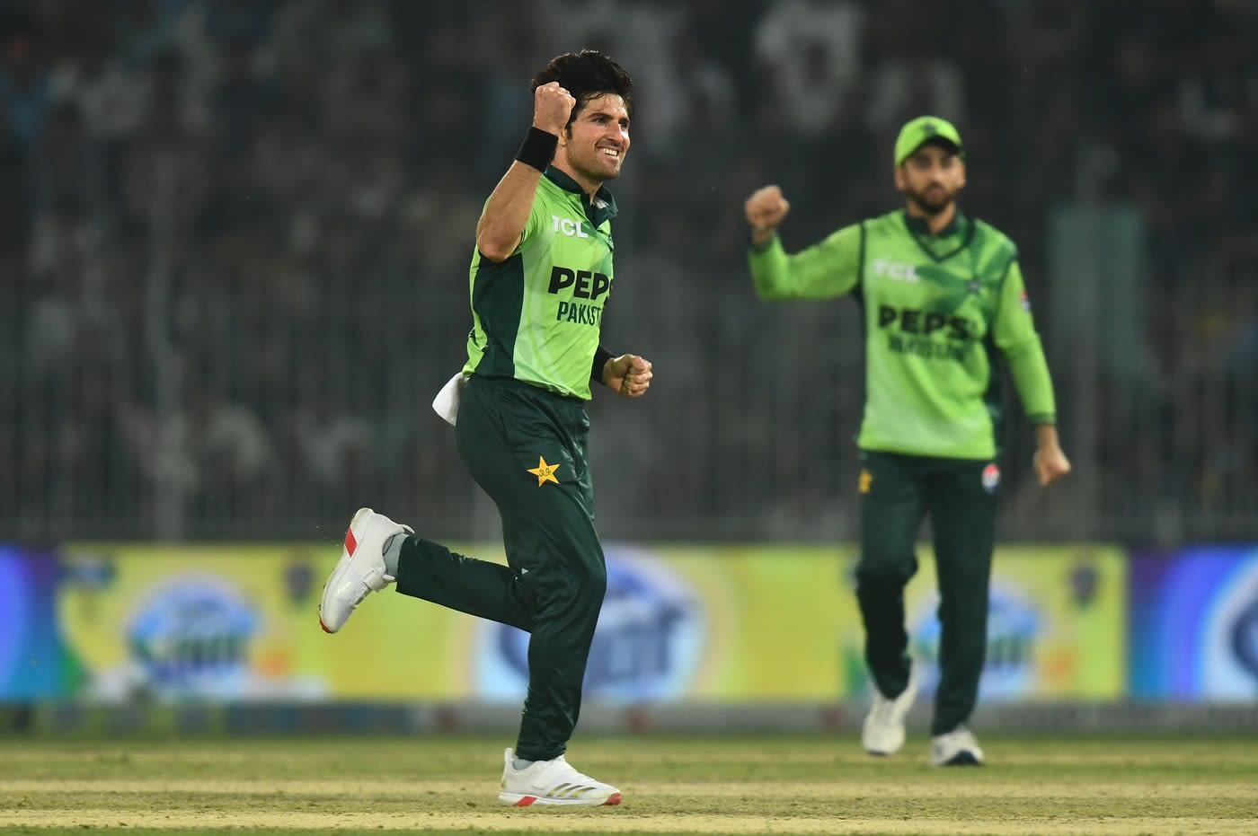 Mohammad Wasim broke a quick opening stand, bowler action wallpaper