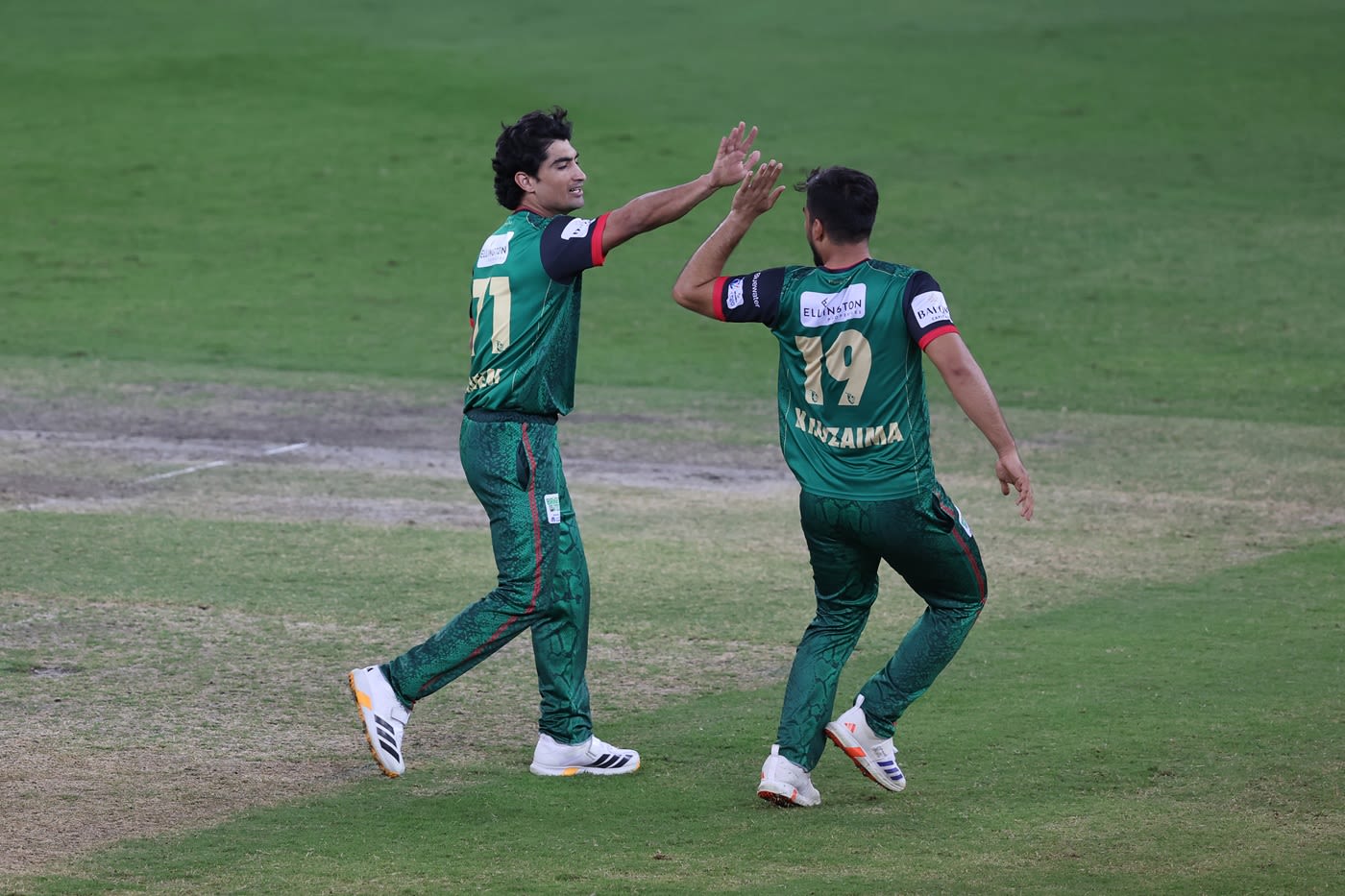 Naseem Shah struck two early blows, fast bowling cricket wallpaper, hd pics