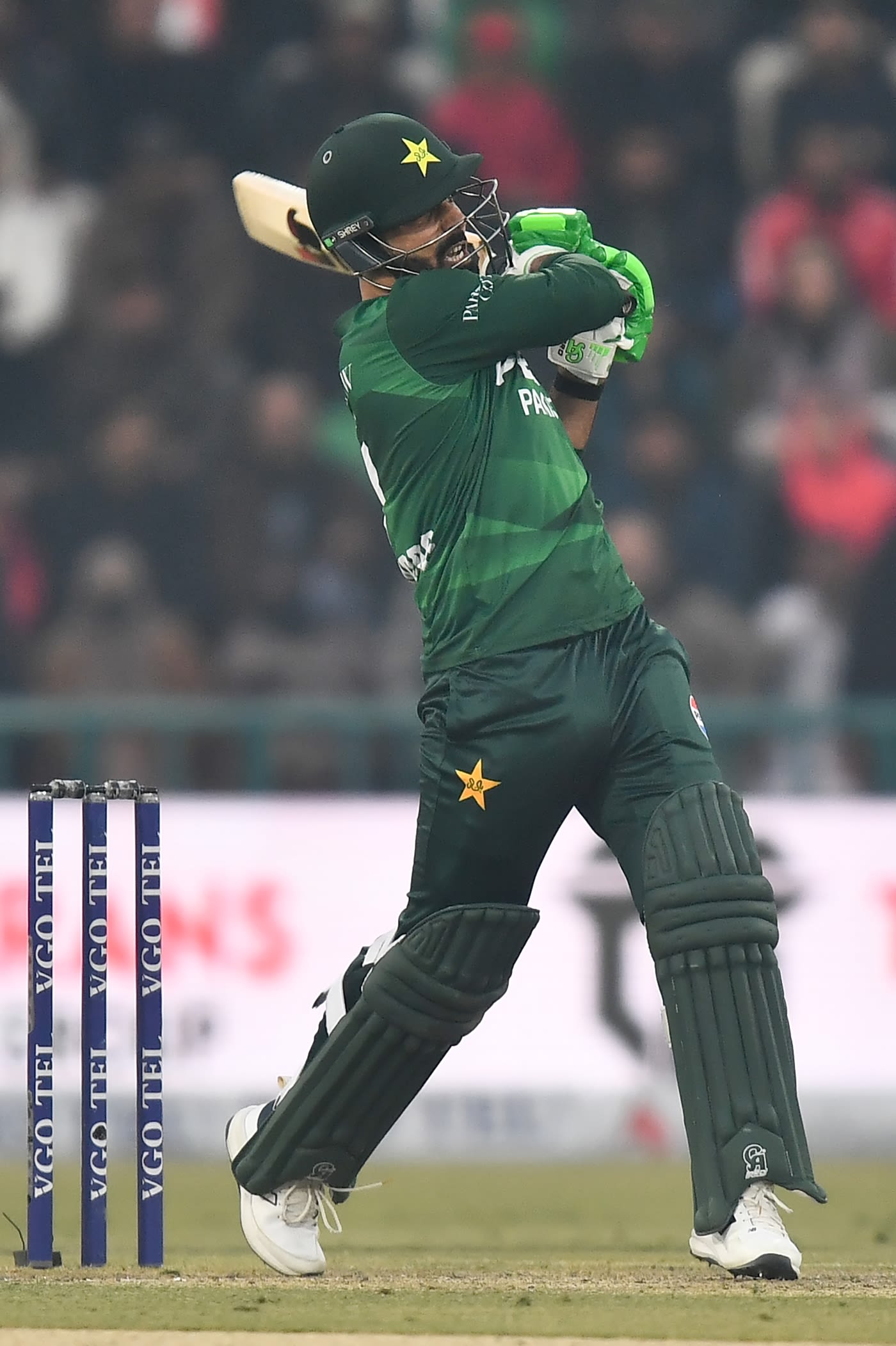 Shadab Khan hit five sixes in a 19-ball 46, explosive batting wallpaper