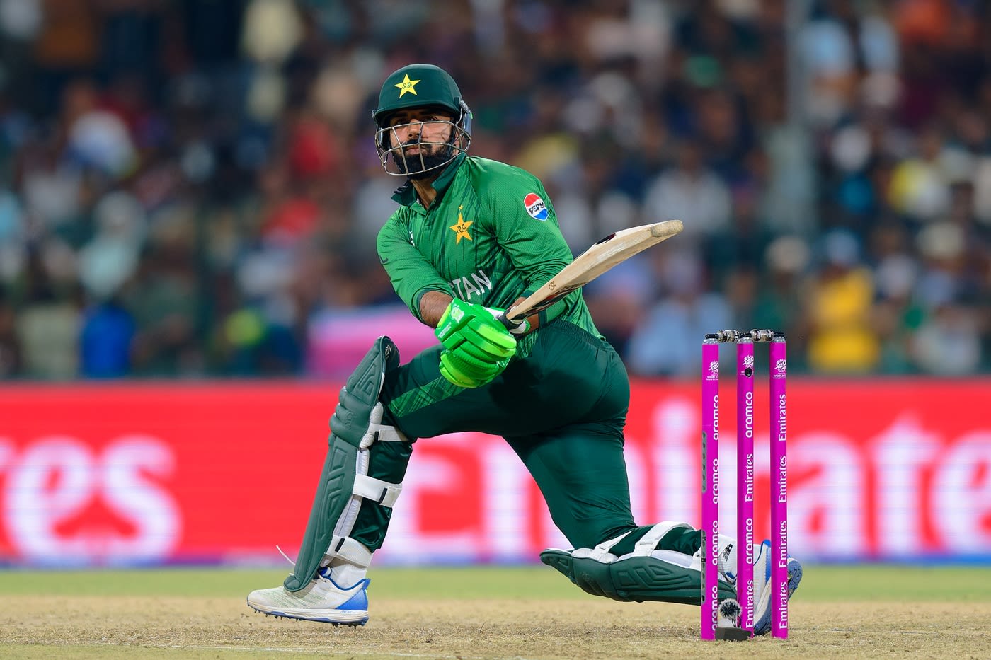 Shadab Khan made 30 off 12 balls, explosive batting cricket pic, hd pics