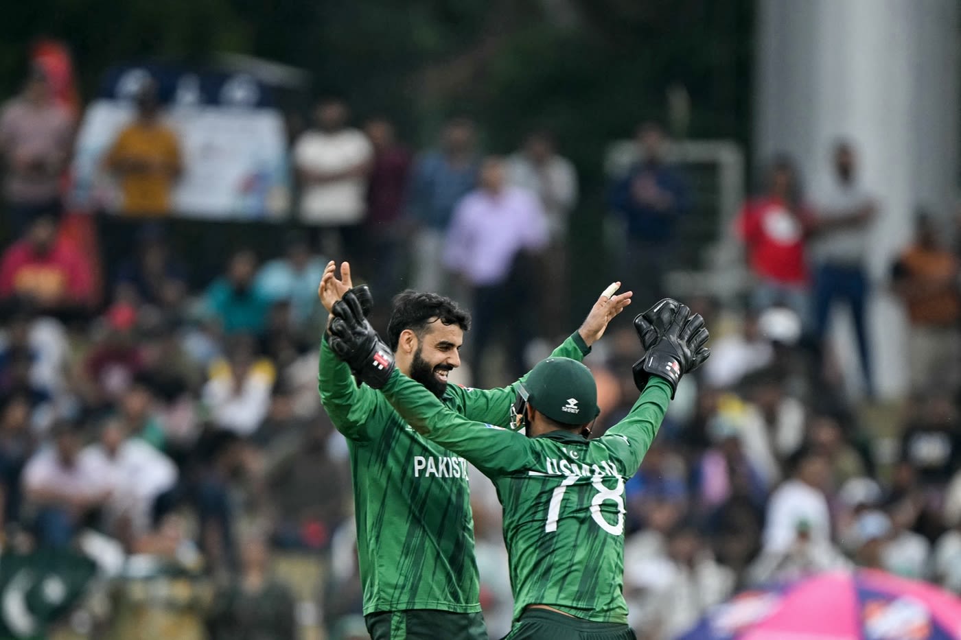 Shadab Khan celebrates with Usman Khan, cricket celebration hd pics
