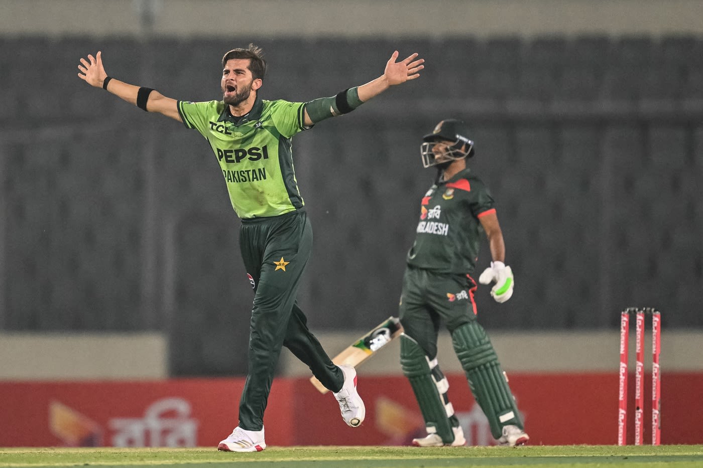 Shaheen Shah Afridi appeals for a wicket, bowling action hd pics