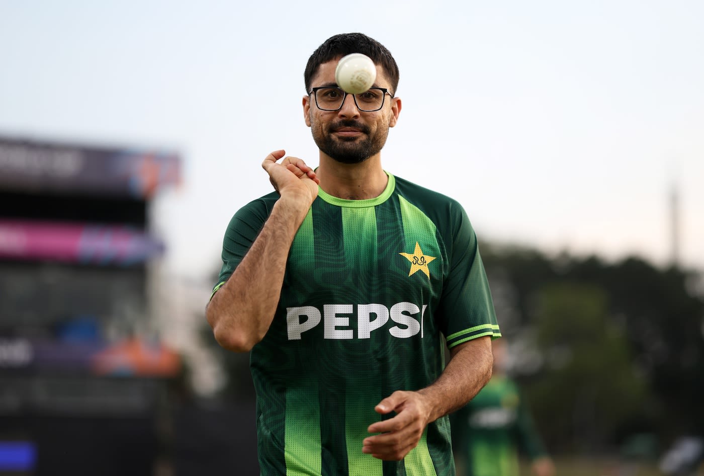 Abrar Ahmed warms up before the match, pre-match cricket wallpaper, hd pics