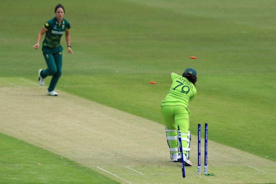 Marizanne Kapp sneaks past Ayesha Zafar's defence
