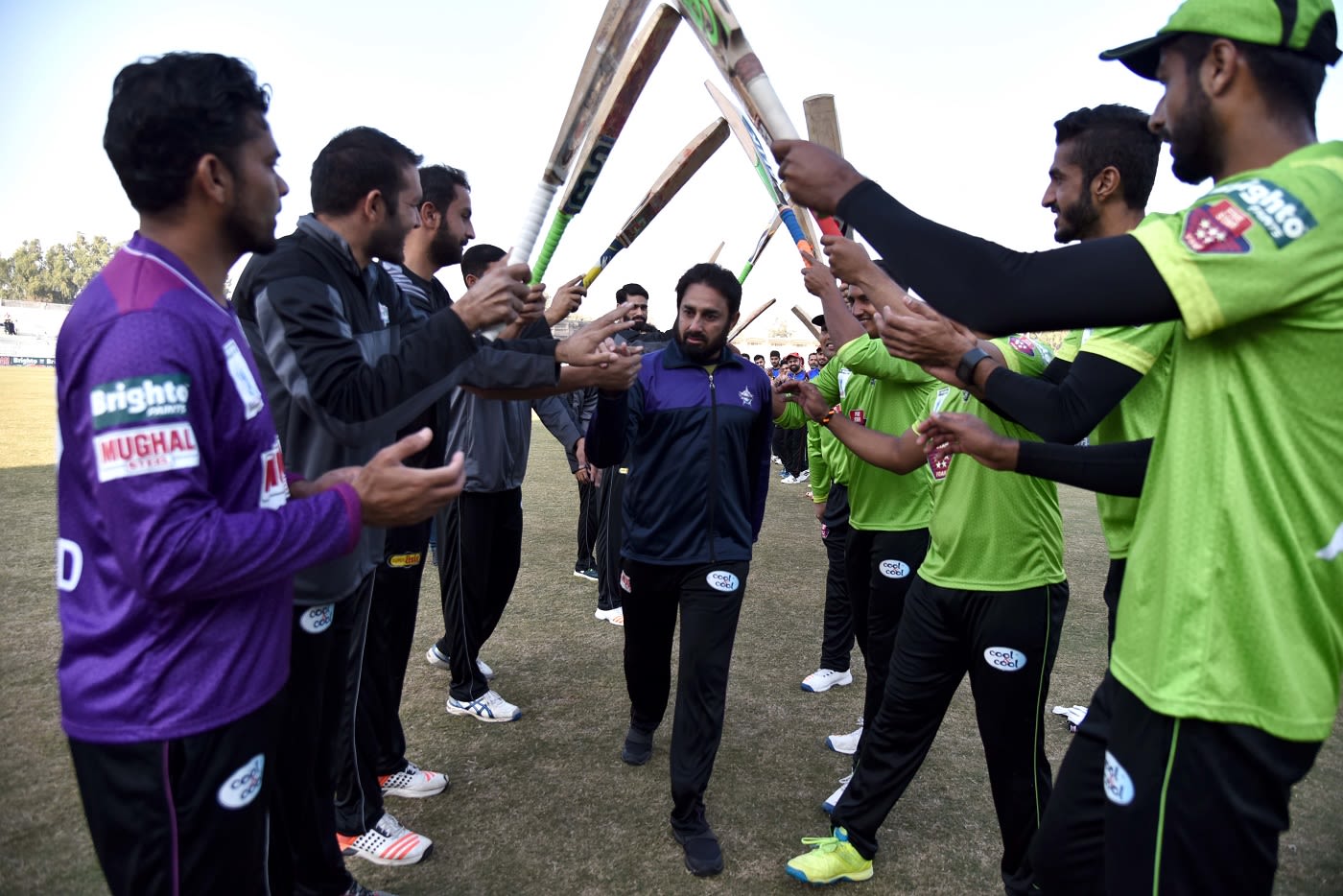Saeed Ajmal receives a guard of honour from his team-mates