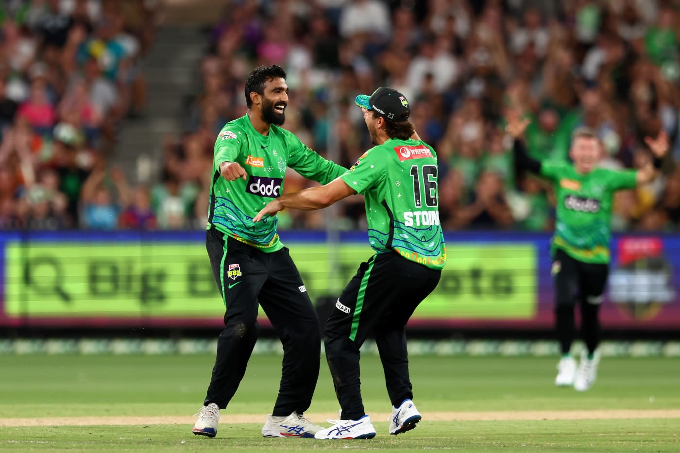 Usama Mir and Marcus Stoinis picked up two wickets apiece