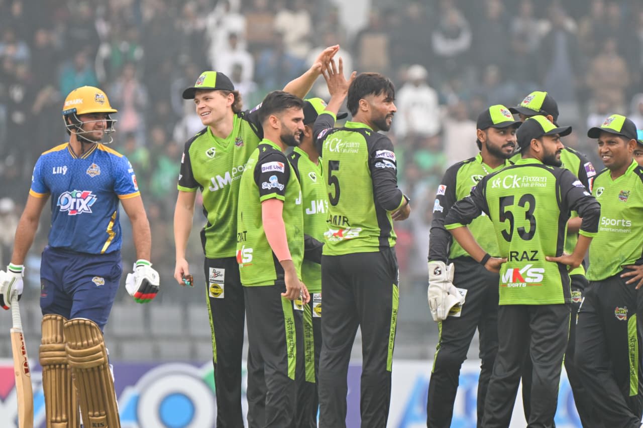 Mohammad Amir celebrates a wicket with his team-mates